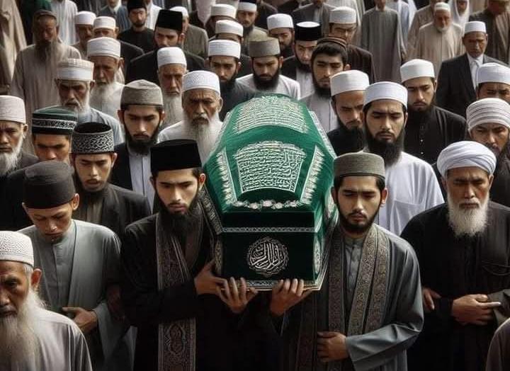 Gambar ilustrasi yang menampilkan kerumunan jemaah laki-laki dalam balutan pakaian muslim dan berbagai jenis peci (hitam, putih, dan bermotif) sedang mengiringi sebuah keranda jenazah. Keranda tersebut berwarna hijau tua dengan hiasan kaligrafi berwarna emas di bagian depan dan penutupnya. Para jemaah menunjukkan ekspresi wajah yang tenang dan penuh hormat, menggambarkan suasana duka sekaligus persatuan dalam menjalankan kewajiban fardhu kifayah.