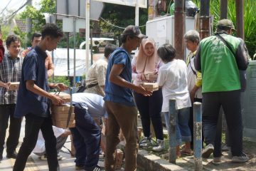 Warna Baru Kelulusan: Saat Seragam Putih Tetap Bersih Demi Berbagi Harapan