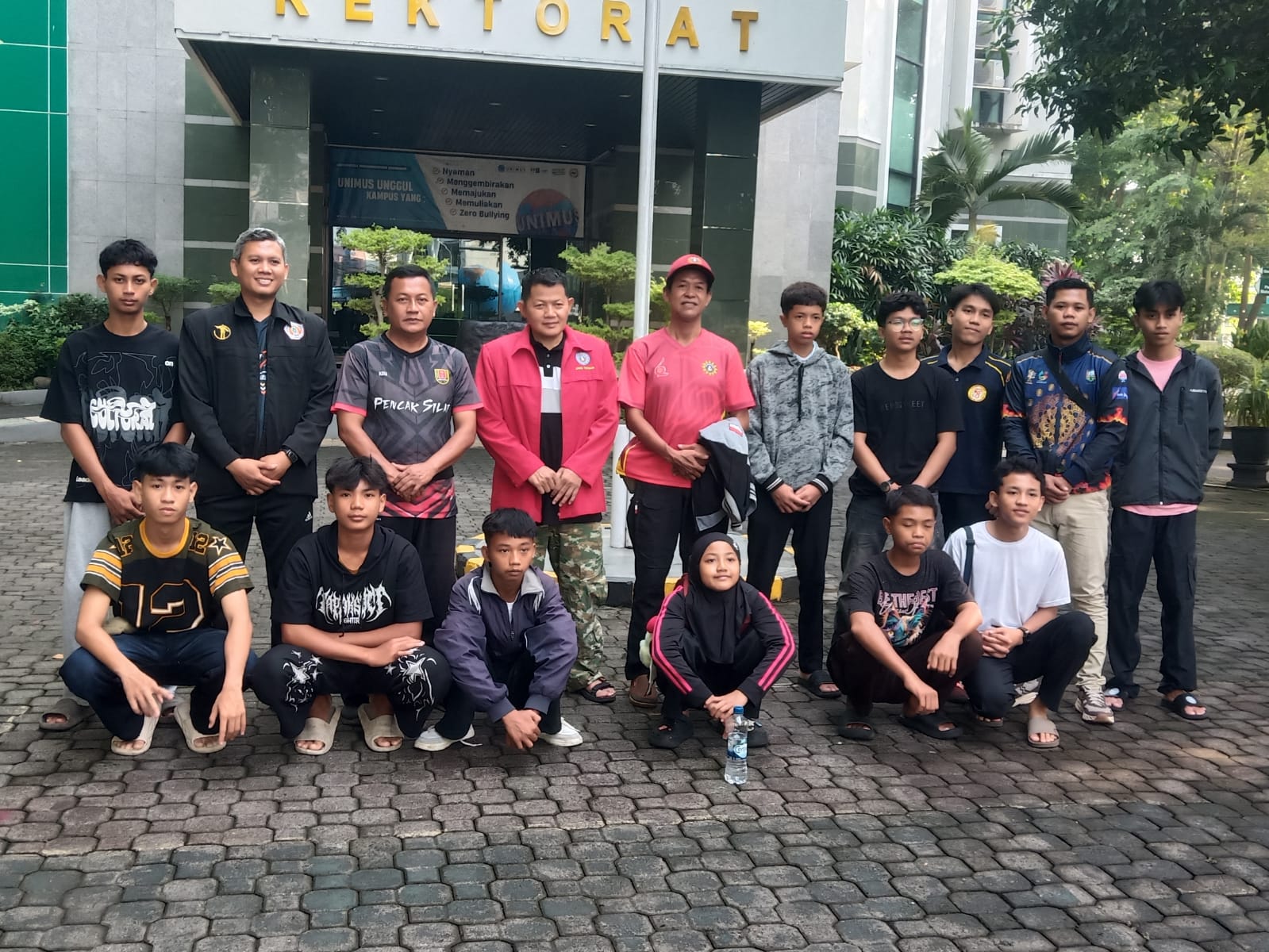 Pelepasan kontingen Tapak Suci PIMDA 062 Kota Semarang menuju Muhammadiyah Games UMS 2026 di depan Gedung Rektorat UNIMUS.