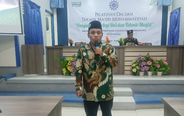 Dr. Aang Kunaepi, M.Ag menyampaikan materi psikologi dakwah dan strategi dakwah efektif kepada mubaligh Tegal di Hotel Grand Dian Slawi.