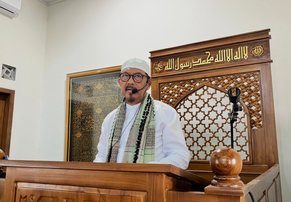 Dr. dr. H. Masrifan Djamil menyampaikan khutbah di Masjid At-Taqwa tentang keutamaan amalan bulan Zulhijah yang setara dengan jihad.