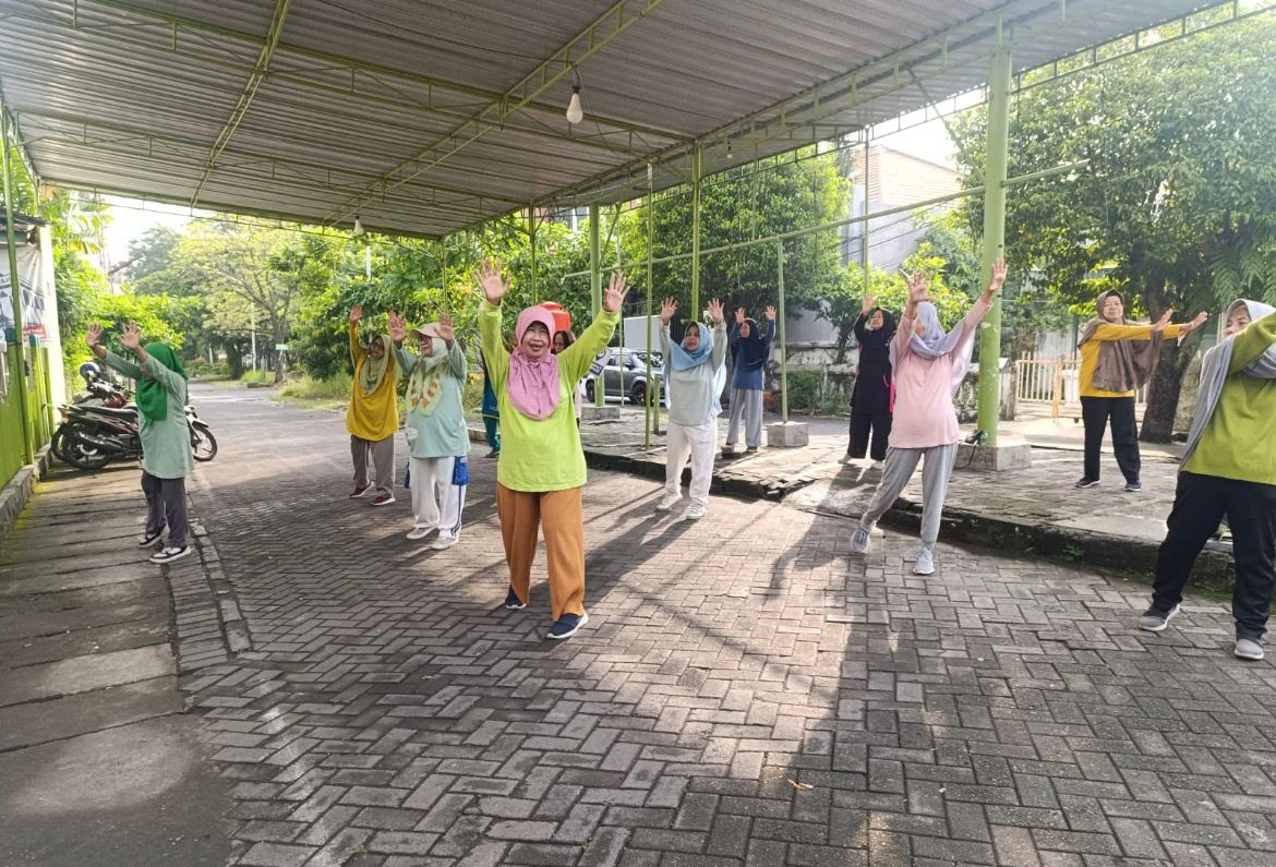 Puluhan ibu-ibu PCA Aisyiyah Semarang Timur sedang mengikuti senam sehat dan persiapan jalan sehat Islami di pelataran Masjid At-Taqwa Halmahera Semarang.