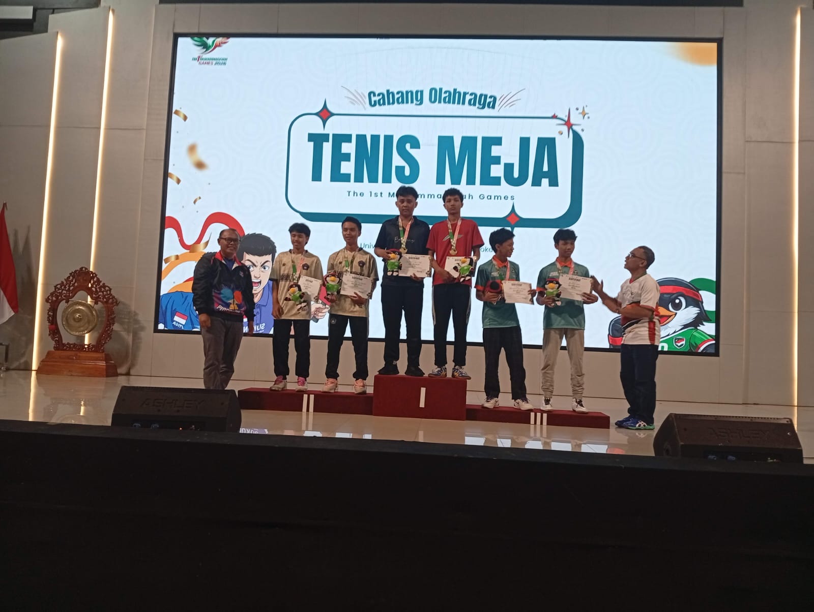 Dua atlet pelajar SMK berprestasi dari SMK Muhammadiyah 1 Semarang berdiri di podium pertama sebagai juara tenis meja ganda putra The First Muhammadiyah Games 2026.