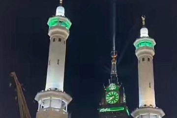 Sinar Hijau Menara Zam-Zam Sambut Kedatangan Ratusan Ribu Jemaah Haji