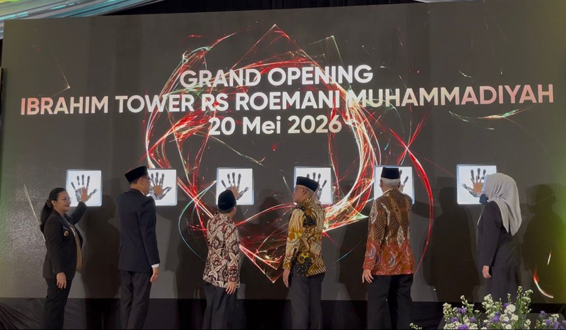 Foto dokumentasi momen peresmian gedung baru Ibrahim Tower RS Roemani Muhammadiyah Semarang. Di atas panggung utama, tampak deretan tokoh penting, termasuk Ketua Umum PP Muhammadiyah Prof. Haedar Nashir dan Wali Kota Semarang dr. Agustina Wilujeng, secara bersama-sama menempelkan telapak tangan mereka pada layar LED raksasa yang menampilkan visual peresmian bertuliskan "Grand Opening Ibrahim Tower RS Roemani Muhammadiyah 20 Mei 2026". Momen serentak ini melambangkan dimulainya era baru layanan kesehatan modern yang berbasis digital dan inklusif.