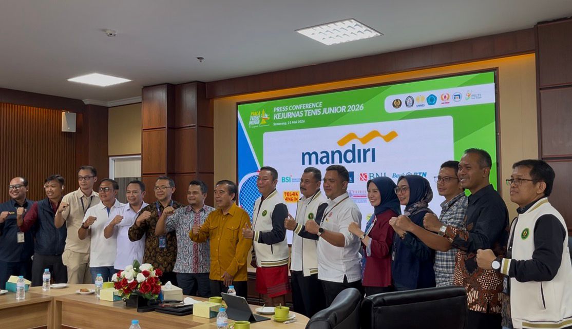 Foto bersama narasumber, jajaran Pengprov PELTI Jateng, perwakilan universitas, dan pihak sponsor utama Bank Mandiri dalam acara Press Conference Kejurnas Tenis Junior Tugu Muda Cup 2026 di Universitas Muhammadiyah Semarang (UNIMUS).