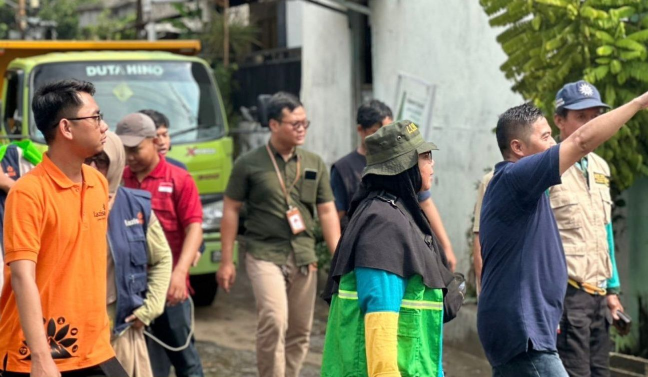 Sekelompok relawan Muhammadiyah, Lazismu, dan MDMC meninjau lokasi terdampak bencana banjir Semarang di Purwoyoso Ngaliyan, tampak seorang pria menunjuk ke arah area yang sedang dibersihkan.