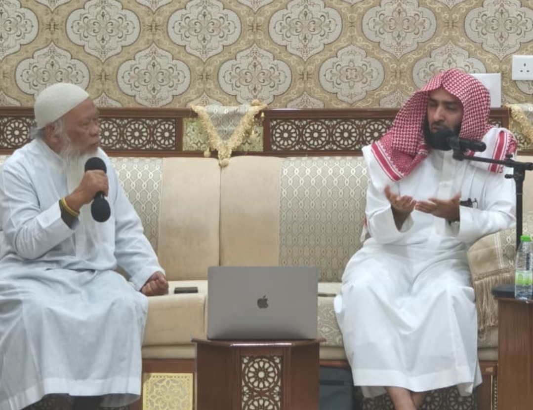 Syekh Abdullah saat memberikan sambutan dan tips ibadah haji ikhlas dalam Rakor LPHU Jateng Makkah.
