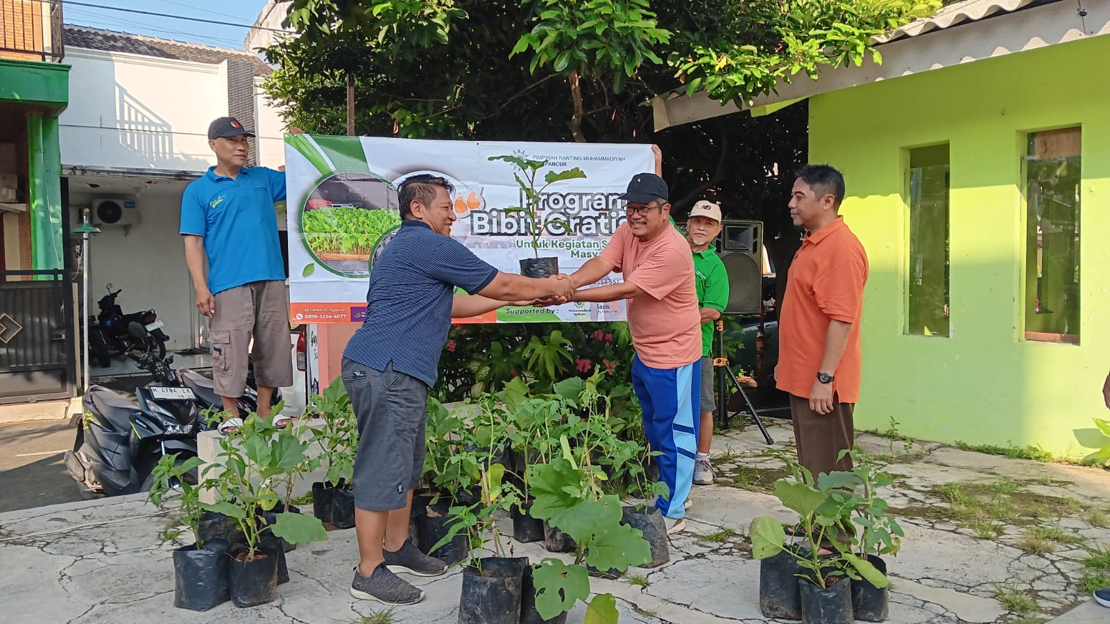 Simbolis penyerahan bibit tanaman pangan gratis oleh pengurus PRM Kalipancur kepada perwakilan warga RW 05 Ngaliyan Semarang usai senam pagi, didukung program dinas pertanian kota.