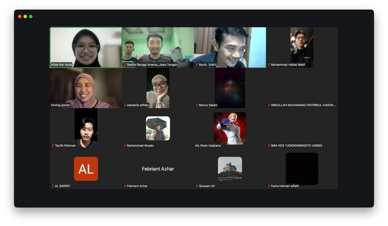 Tangkapan layar (screenshot) dari aplikasi pertemuan daring Zoom Meeting yang menampilkan suasana webinar nasional "Green Qurban IMM Kota Semarang". Tampak petak-petak video peserta yang saling terhubung, termasuk wajah Direktur Eco Bhinneka Hening Parlan, Ketua MLH PWM Jateng Dr. Muchammad Sobri, serta Ketua Umum PC IMM Kota Semarang Muhammad Haikal Nabil, yang sedang tersenyum hangat selama sesi diskusi kelestarian alam.