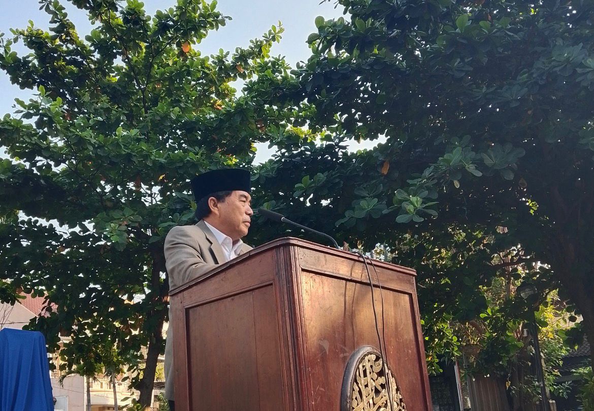 Profesor Masruki Rektor Unimus menyampaikan Khutbah Idul Adha di mimbar kayu di Lapangan Lansia Rejomulyo, Semarang Timur, di bawah pohon rindang.