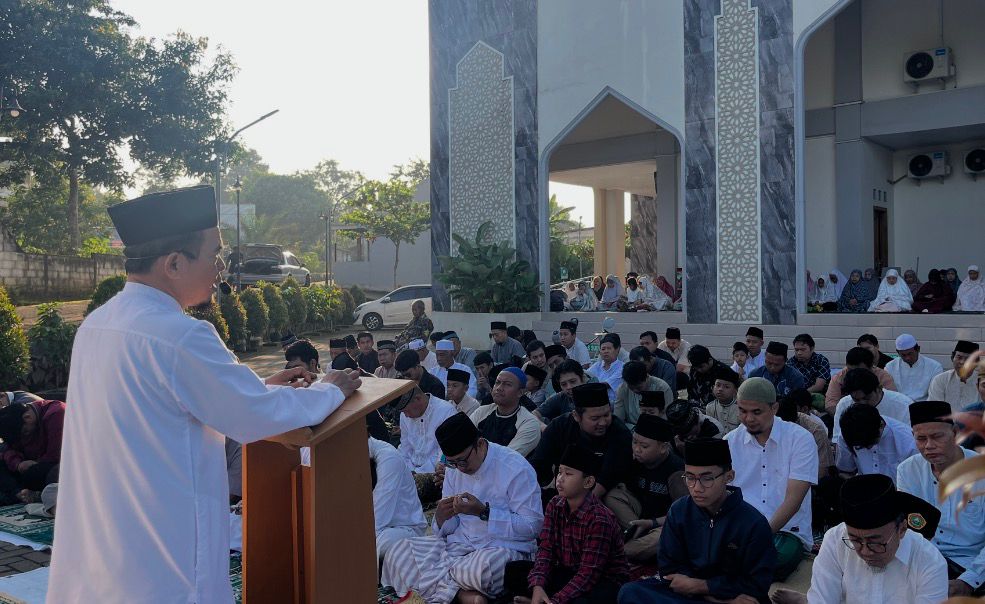 Ustaz Ananto Tri Prasetia menyampaikan khotbah Iduladha tentang cara mendidik anak generasi alpha di hadapan jemaah di Halaman Masjid At Taqwa Ngaliyan.