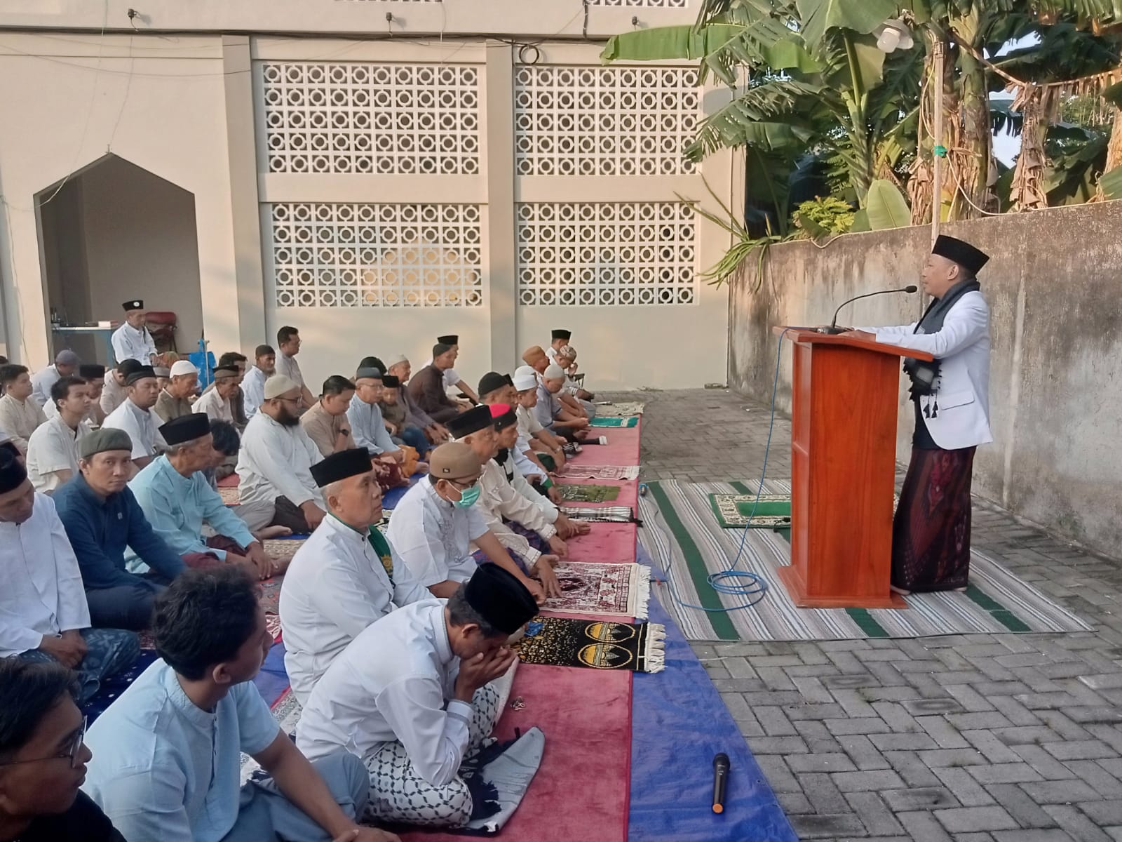 Ustadz Awang Udoro menyampaikan khutbah makna kurban Iduladha 1447 H di hadapan jamaah Masjid At Taqwa Pedurungan Lor Semarang.