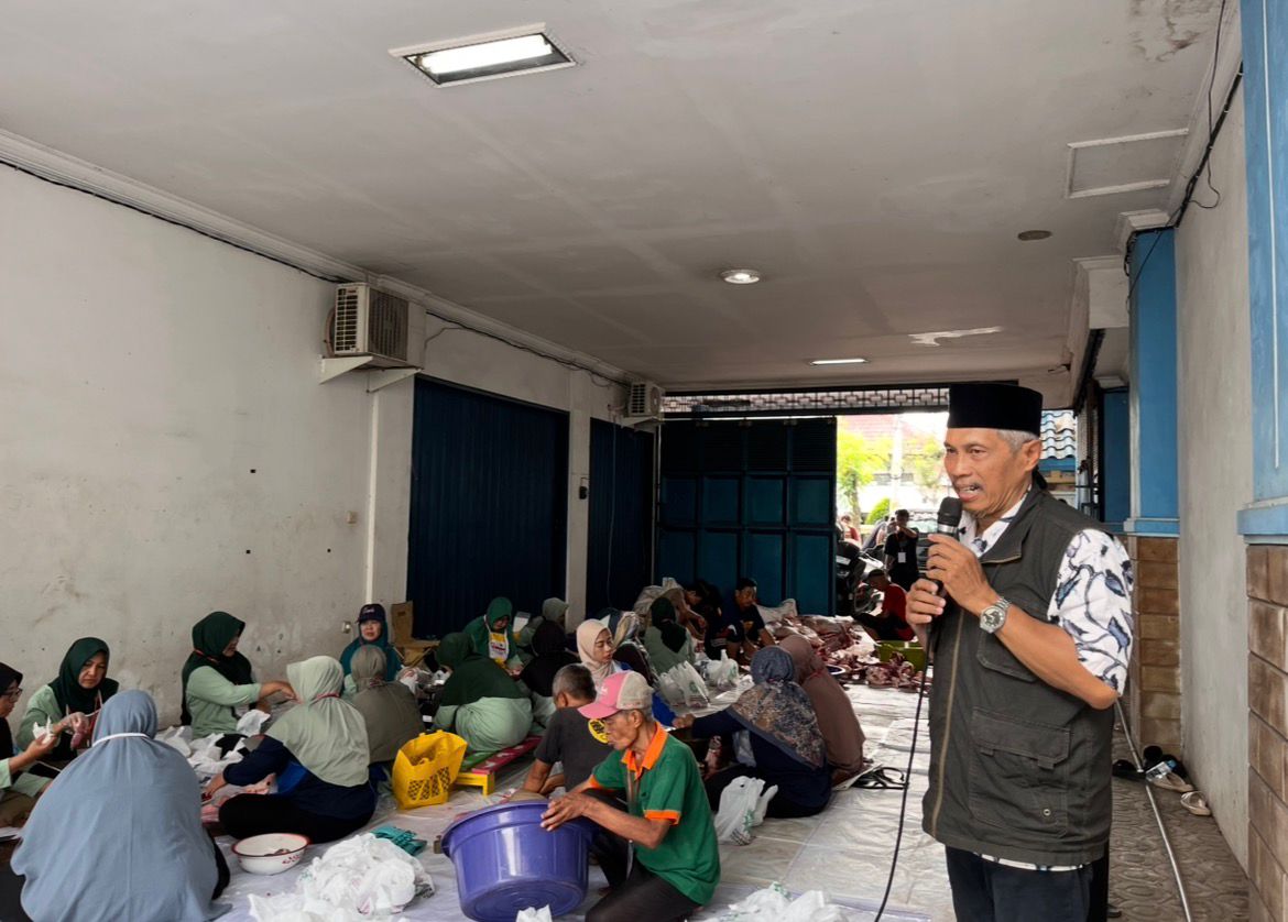 Ketua PCM Banyumanik Drs H Maskuri Mpd memberikan sambutan di depan panitia kurban dan ibu-ibu Aisyiyah Srondol Wetan Semarang yang sedang mengemas daging