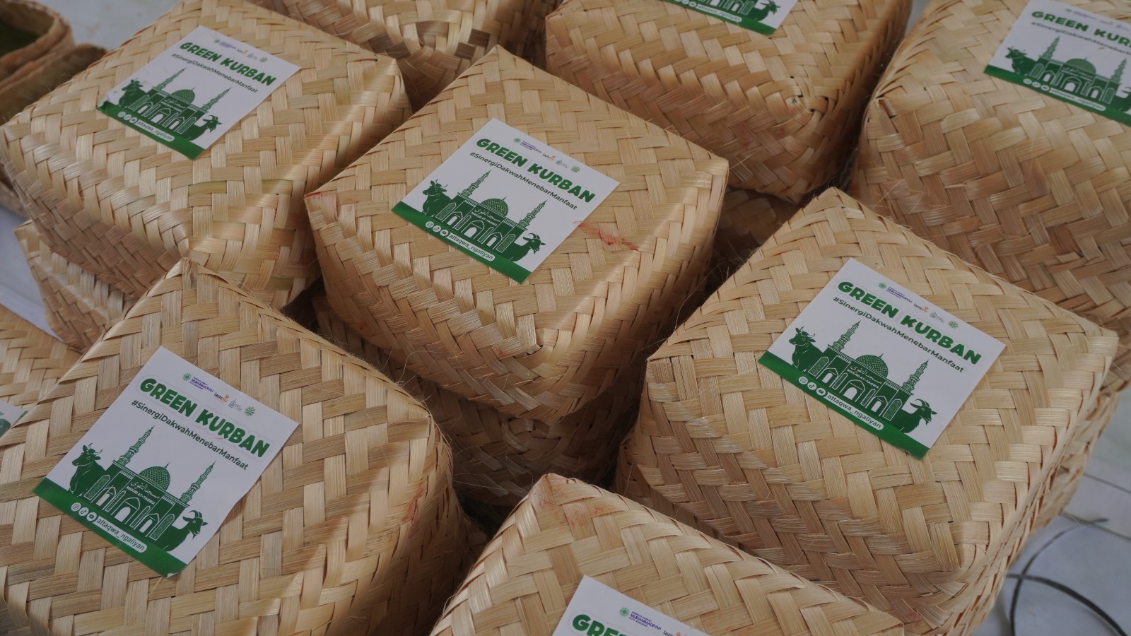 Tumpukan wadah besek bambu ramah lingkungan dengan stiker Green Kurban di Masjid At-Taqwa Ngaliyan Semarang untuk distribusi daging kurban tanpa plastik.