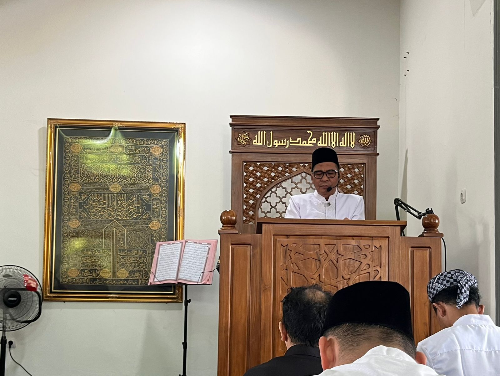Ustadz Rustam Dahar Karnadi Apollo Harahap menyampaikan khotbah Jumat Iduladha 2026 di mimbar Masjid At-Taqwa Wates Ngaliyan Semarang.