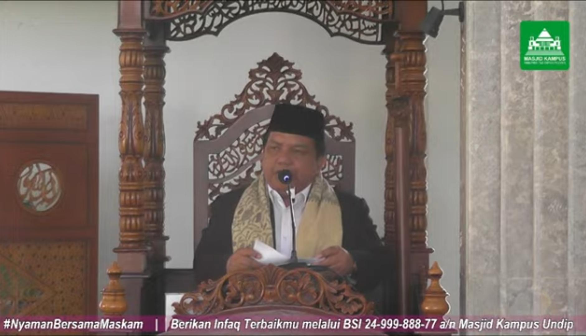 Dr. H. AM Jumai, SE, MM sedang menyampaikan khotbah Jumat dengan khusyuk di atas mimbar kayu berukir Masjid Kampus Undip Semarang