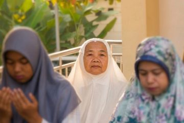 Menangis Haru Dengar Khutbah Iduladha, Kisah Ibu Badriyah Jadi Potret Indah Bakti Anak pada Lansia