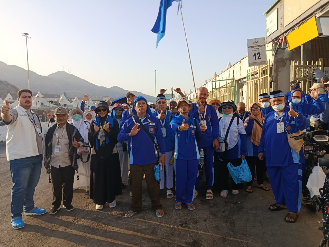 Rombongan jemaah haji Kloter 28 SOC asal Kota Semarang berfoto bersama mengenakan seragam biru di depan Maktab 12 kawasan Mina Makkah setelah menyelesaikan fase Armuzna.