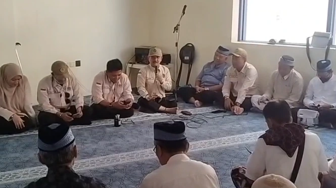 Ustadz Nurbini selaku TPIHI Kloter 28 SOC Semarang memberikan arahan mitigasi cuaca ekstrem Makkah dan pembatasan umrah sunah jelang persiapan Armuzna.