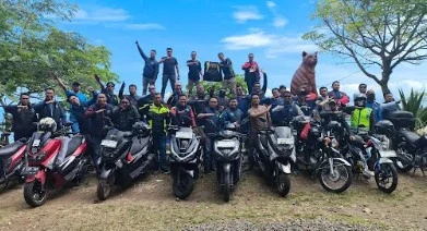 Rombongan komunitas motor Bikers Muhammadiyah berfoto bersama deretan kendaraan mereka di kawasan dataran tinggi saat melaksanakan touring dakwah kultural Muhammadiyah ke wilayah pelosok.