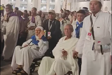 Tolak Jasa Komersial, Kisah Haru Jemaah Haji Lansia Semarang Didorong ‘Keluarga Baru’ di Masjidil Haram