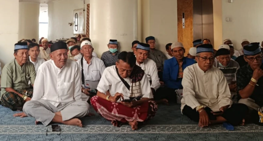 Jemaah haji lansia Kloter 28 SOC Semarang menyimak arahan tips sehat haji dan bahaya dehidrasi akibat cuaca panas Makkah.