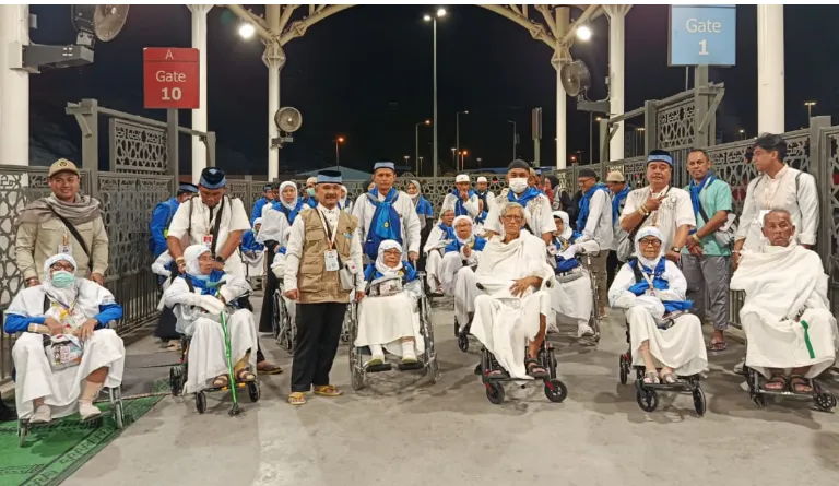 Rombongan jemaah haji lansia asal Semarang bersiap dengan kursi roda di Terminal Syib Amir sebelum umrah wajib.