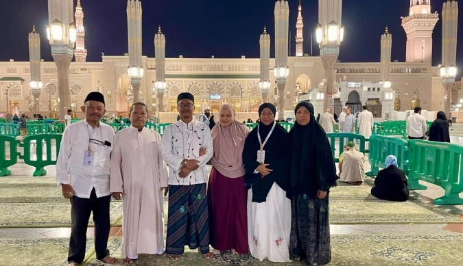 Moh. Masrur (paling kiri) dan rombongan jemaah haji Semarang berfoto bersama di atas karpet hijau pelataran Masjid Nabawi Haji 2026.