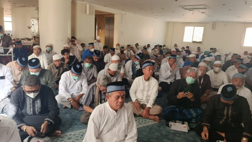 Jemaah haji lansia kloter 28 SOC Semarang khusyuk menyimak penjelasan TPIHI mengenai skema murur dan hukum bayar dam haji tamattu.