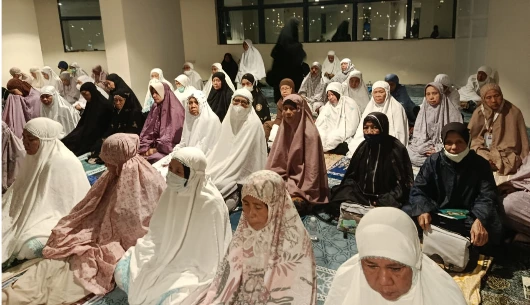 Deretan Jemaah Haji Muhammadiyah perempuan lansia dari Kloter 28 SOC tampak khusyuk dan tertunduk haru saat mendengarkan kultum subuh haji di atas karpet biru musala penginapan Makkah, melengkapi kabar haji terkini.