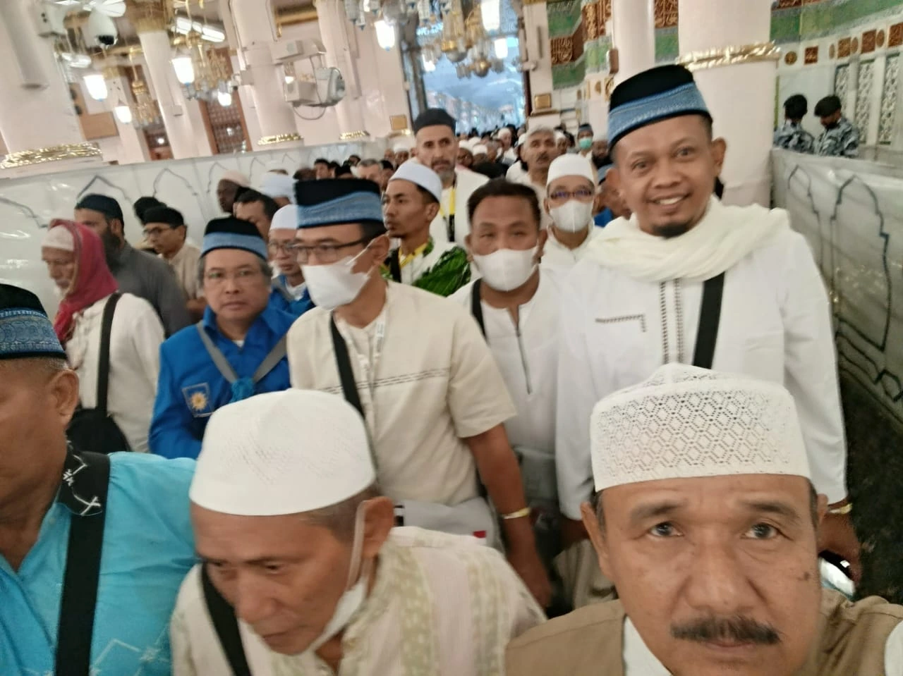 Wajah-wajah jemaah haji asal Semarang yang sedang berdesakan di tengah lautan manusia saat mendekati area makam Rasulullah di dalam Masjid Nabawi untuk Ziarah Wada.