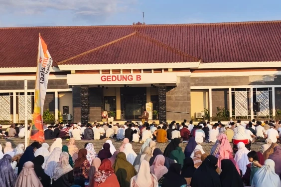 Ratusan jemaah Muhammadiyah menyimak pesan Khutbah Iduladha 2026 oleh Dr. Bunyamin di Halaman Badiklat Hukum dan HAM Jawa Tengah, Ngaliyan.