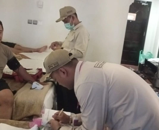 Tim kesehatan melakukan pengecekan tensi darah untuk memantau kondisi jemaah haji 2026 di kamar hotel Madinah.