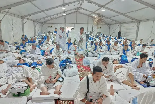 Ratusan jemaah haji Semarang Kloter 28 SOC berseragam ihram putih sedang beristirahat di atas kasur dalam tenda raksasa jelang wukuf Arafah 2026.