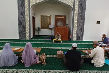 Tak Lagi Tebak-Tebakan Atur Napas, Jemaah Ngaji Ini Dapat Mushaf Khusus