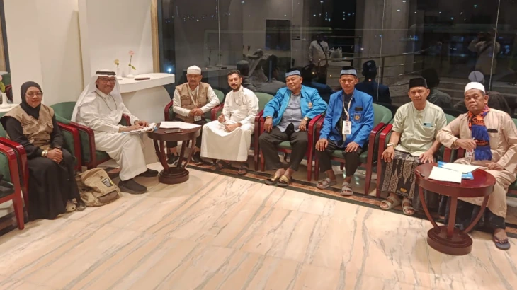 ertemuan negosiasi biaya Tarwiyah Haji 2026 antara pimpinan kafilah KBIH Muhammadiyah Semarang dengan perwakilan Maktab di lobi hotel Makkah untuk persiapan mabit di Mina.