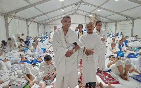 Ustadz Nurbini dan Mafrukhi memantau langsung kondisi jemaah haji Semarang Kloter 28 SOC yang beristirahat di tenda jelang puncak wukuf Arafah 2026.
