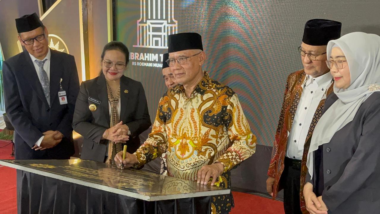 Foto dokumentasi acara peresmian gedung baru Ibrahim Tower RS Roemani Muhammadiyah Semarang yang dihadiri oleh tokoh penting dan jajaran manajemen. Suasana acara tampak formal dan megah, menandai komitmen besar Muhammadiyah dalam menyediakan layanan kesehatan modern demi mewujudkan rumah sakit inklusif yang ramah bagi seluruh kelompok masyarakat, termasuk penyandang disabilitas.