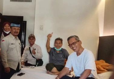 Jemaah haji pria Kloter 28 SOC Semarang tersenyum dan mengacungkan jempol saat dijenguk petugas setelah berhasil masuk area Raudhah berbekal pemahaman cara daftar Raudhah aplikasi Nusuk.