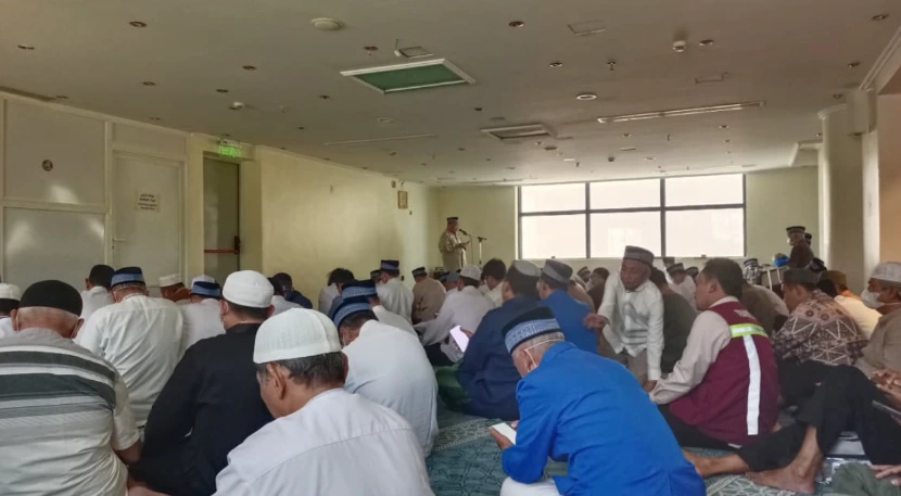 Ratusan jemaah Haji Kloter 28 SOC Semarang duduk lesehan dengan khusyuk mendengarkan tausiyah di aula pemondokan yang disulap menjadi Pesantren Haji Makkah untuk mengkaji sanad guru NU dan Muhammadiyah.