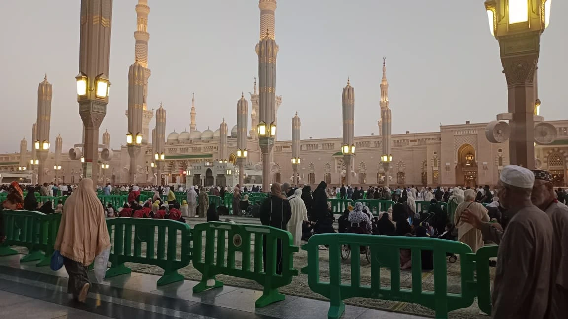 Suasana Masjid Nabawi saat subuh memperlihatkan jemaah haji yang duduk tertib di balik barikade pembatas berwarna hijau.