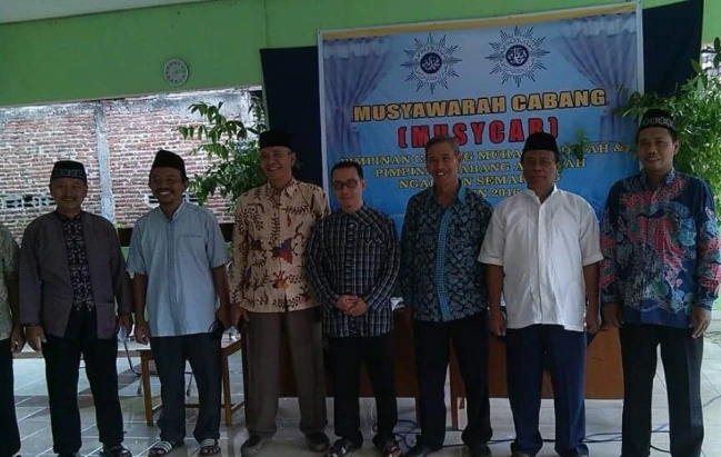 Tujuh pimpinan pleno PCM Ngaliyan periode 47 berfoto bersama di depan spanduk Musycab 2016. Tiga di antaranya kini telah wafat, termasuk tokoh Muhammadiyah Semarang Dr. Choirul Huda yang berdiri di bagian tengah.