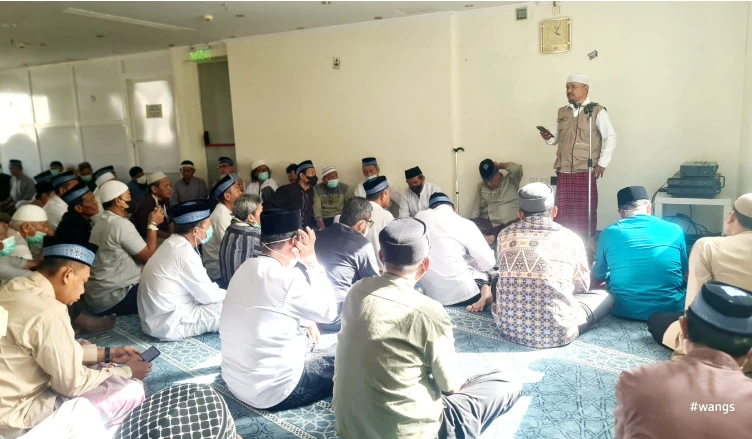 TPIHI Kloter 28 SOC Semarang Ustadz Nurbini memberikan tausiyah tentang sahnya hukum bayar dam haji di tanah air kepada jemaah.