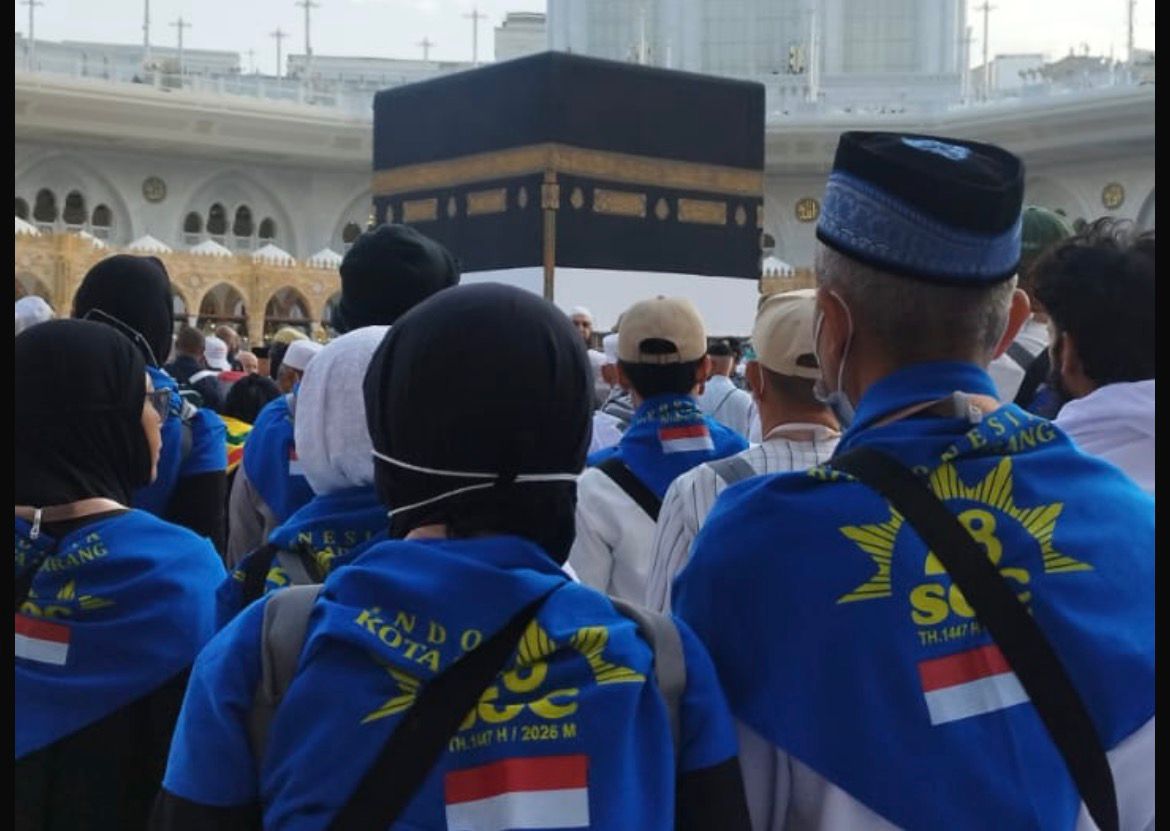 Jemaah haji kloter SOC 28 asal Kota Semarang bersiap melaksanakan Tawaf Ifadah di depan Ka'bah Masjidil Haram berkat inisiatif Haji Mandiri