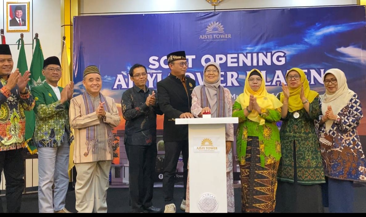 Prosesi penekanan tombol sirine soft launching Hotel Literasi Klaten Aisyi Tower oleh Ketum PP Aisyiyah Salmah Orbayinah didampingi tokoh Muhammadiyah dan PWM Jawa Tengah.