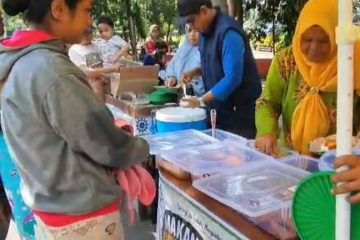 Senyum Tulus Pahlawan Jalanan di Spot Makan Gratis Ngaliyan