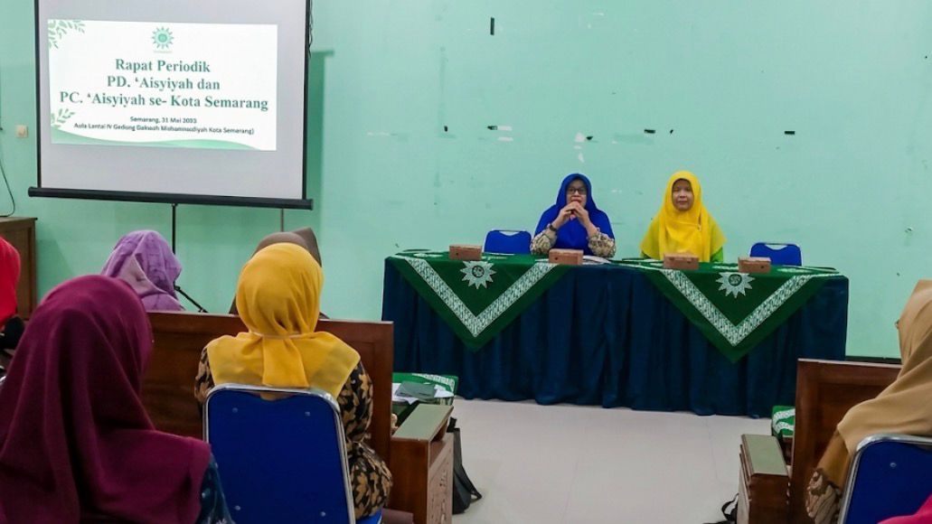 Suasana Rapat Periodik pengurus PDA dan PCA Aisyiyah se-Kota Semarang yang sedang membahas strategi dakwah kemanusiaan dan persiapan Milad Aisyiyah ke-109.