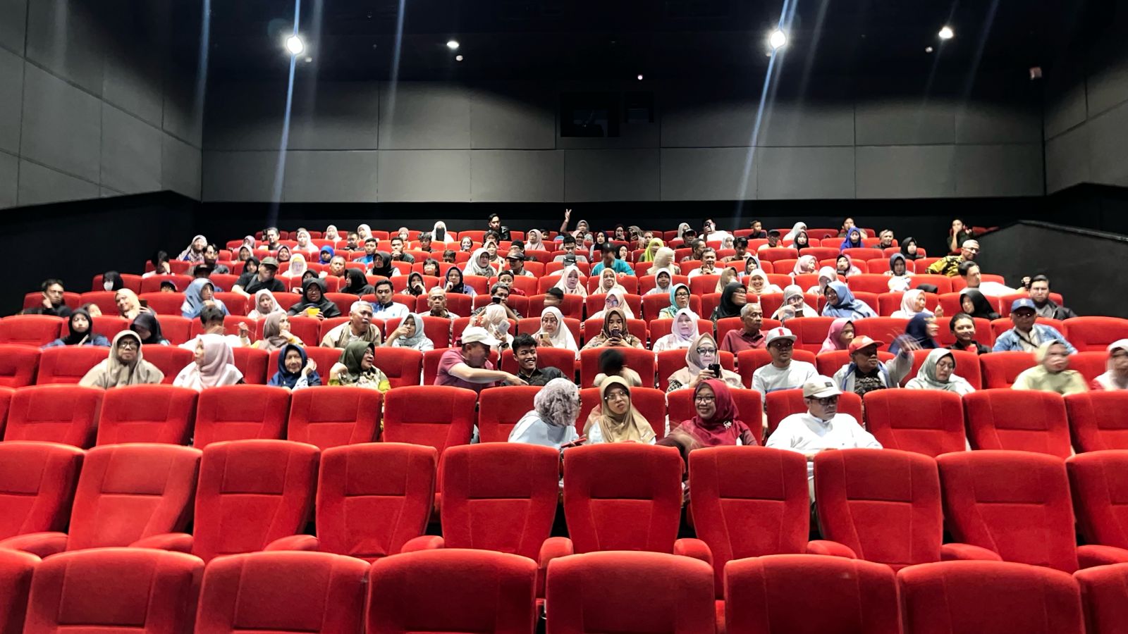 Ratusan penonton dari kalangan anak-anak, remaja, dan orang tua duduk dengan rapi memenuhi deretan kursi bioskop berwarna merah menyala di dalam studio Cinepolis Java Mall Semarang.