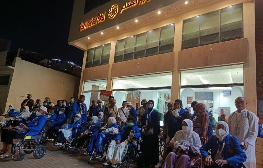 Suasana malam hari jemaah haji lansia dan risti asal Semarang yang duduk di kursi roda berbaris rapi di depan hotel Rose Almasheir Makkah bersiap menuju Masjidil Haram.